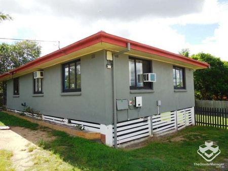3 Bedrooms plus Study on a large fully fenced large block with side access. - Photo 5