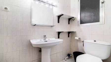 Room in a shared 5-bedroom apartment for rent in Vallehermoso, Madrid - Photo 4