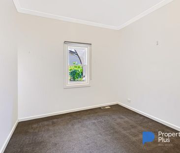 "Spacious & Freshly Updated Home in Convenient North Bendigo" - Photo 5