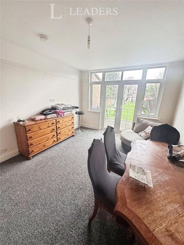 4 bedroom semi-detached house to rent - Photo 2