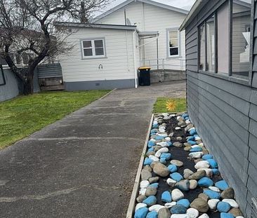 Close to town, tidy home - Photo 5