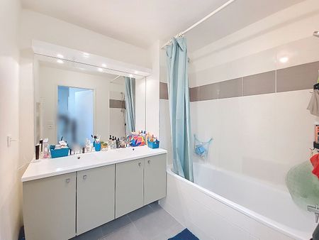 Appartement T3 près de AMBARES ET LAGRAVE à louer - Photo 3