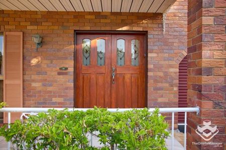 Furnished 4 bedrooms walking to school and shopping centre - Photo 2