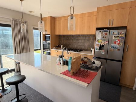 Sunny, Stylish and Spacious! - Photo 5