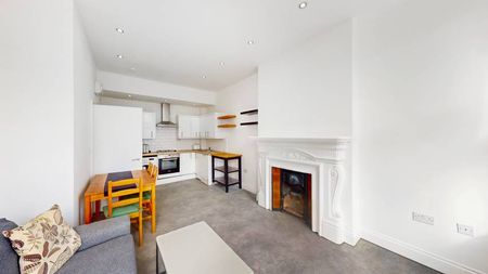 Stunning Fully Renovated Apartment - Photo 5