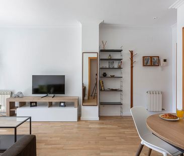 Bright 2-Bedroom Apartment in Eixample with Balcony - Photo 1