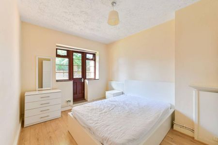 3 bedroom flat to rent - Photo 4
