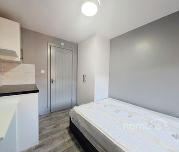 property to rent - Photo 4