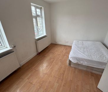 4 Bed Detached House, Kynaston Road, CR7 - Photo 1