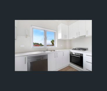 TOP-FLOOR BAYSIDE APARTMENT WITH EXPANSIVE MOSMAN BAY VIEWS - Photo 5