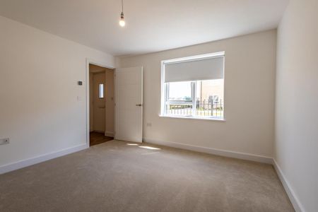 5 bedroom semi-detached house to rent - Photo 2