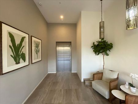 Stylish Top-Floor Apartment in Exclusive Anchorage Apartments - Photo 5