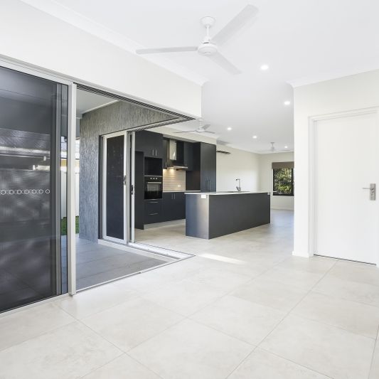 STYLISH AND MODERN FAMILY HOME! - Photo 1