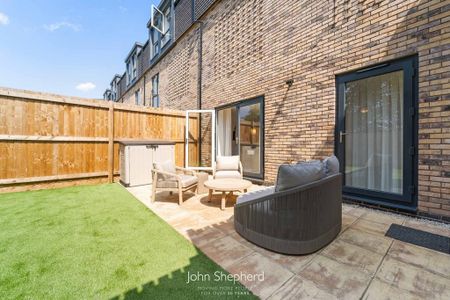 4 bedroom end of terrace house to rent - Photo 4