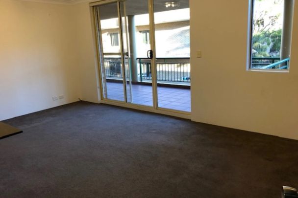 Generous size 3 bedroom security apartment. - Photo 1