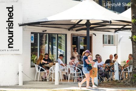 Light-Filled Lifestyle Apartment in a Prime Coastal Location - Photo 3