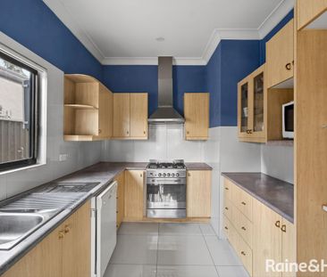 Beautiful Home in a Quiet Neighbourhood + Water & Electricity bills... - Photo 1