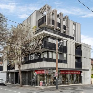 Sleek Designer Apartment Moments from Chapel Street - Photo 3