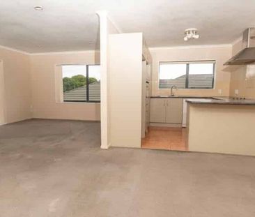 Pet Friendly Three Bedroom House - Photo 5