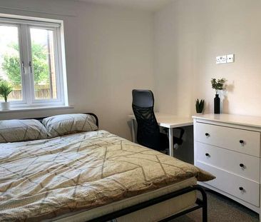 Charming Bedroom Apartment, LN1 - Photo 3