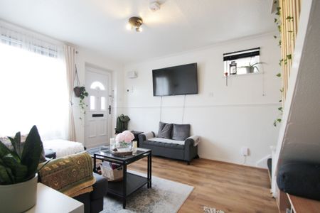 1 bedroom semi detached to rent - Photo 4