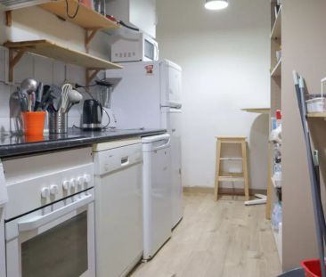 Room in a shared 6-bedroom apartment for rent in Justicia. Professionals and students only. - Foto 3