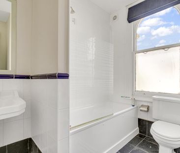 2 bedroom flat in London - Photo 1