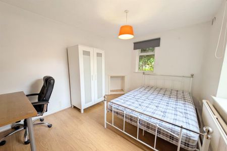 4 bedroom semi-detached house to rent - Photo 4