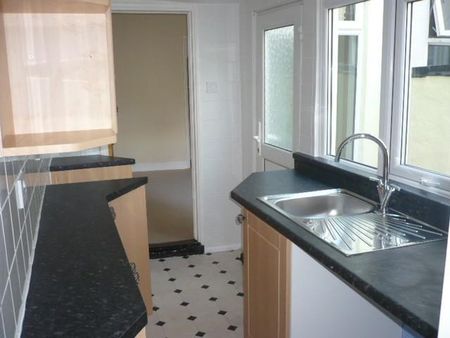 3 bedroom terraced house to rent - Photo 3