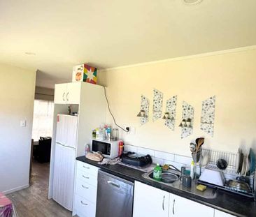 Family-Friendly 3-Bedroom Home Close to Schools & Amenities - Hende... - Photo 3