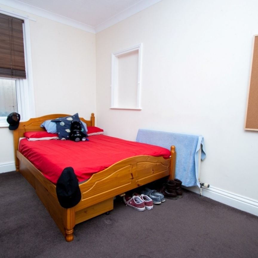 5 Bed Student house in Heart of Winton - SEE VIDEO TOUR - Photo 1