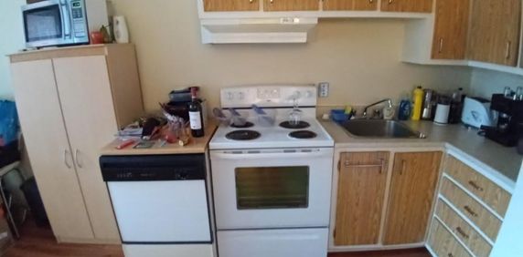 Grand 4 1/2 meublé tout compris sur 2 étages Sous-location - Photo 2