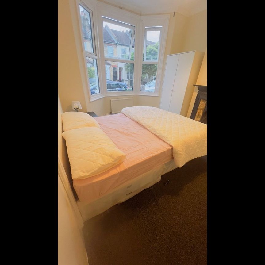 3 Bed Terraced House, Lebanon Road, CR0 - Photo 1