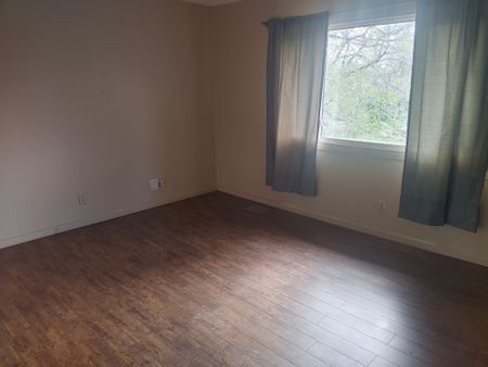 827 EMPRESS 2 BEDROOM SUITE - Photo 2