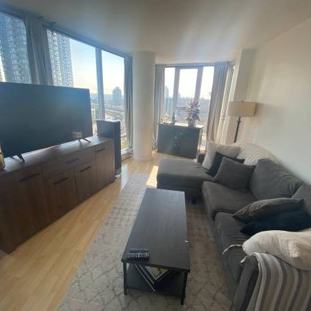 Modern 2-Bedroom + Enclosed Den, 2-Bathroom Apartment in Downtown Vanc - Photo 3