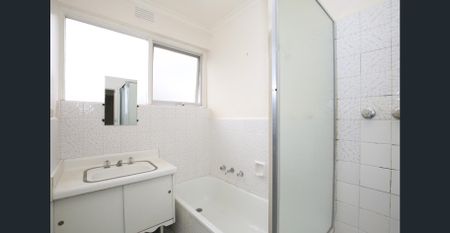 Spacious two bedroom apartment in the heart of Caulfield - Photo 5