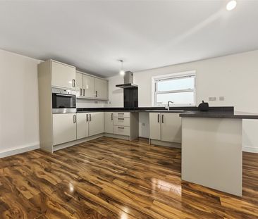 2 Bedroom Flat / Apartment to let - Photo 5
