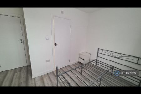 1 bedroom in a house share to rent - Photo 2