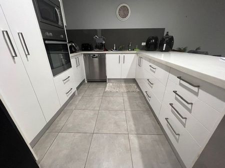 Executive Villa located in a quite Cul-De-Sac - Photo 3