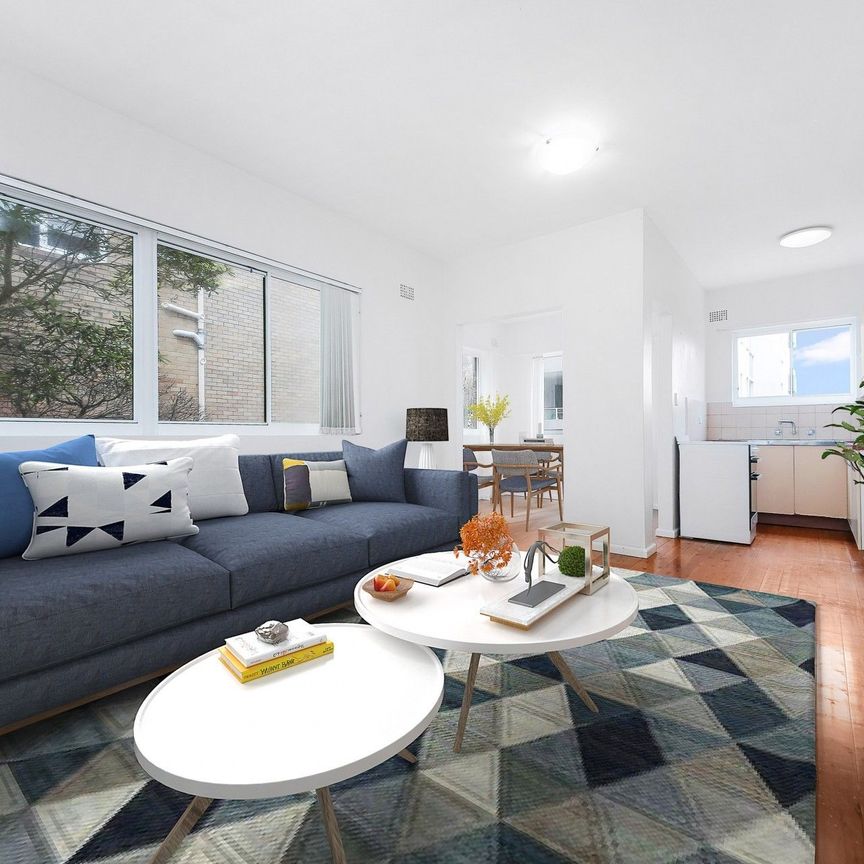 Sunny & Spacious Apartment&comma; Short Stroll to the Coogee Beach&excl; - Photo 1