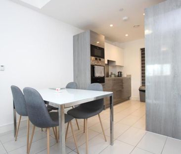 Stunning two bedroom apartment in central location. Furnished! - Photo 5