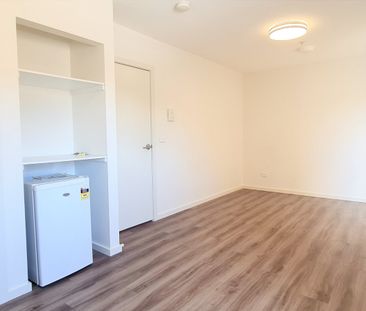 Single room in rooming house - Prime location! - Photo 6