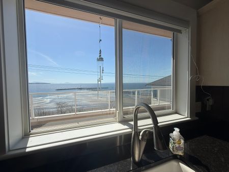 Top-Floor 2-Bedroom 2-Bathroom Condo with Spectacular Ocean Views - Photo 3