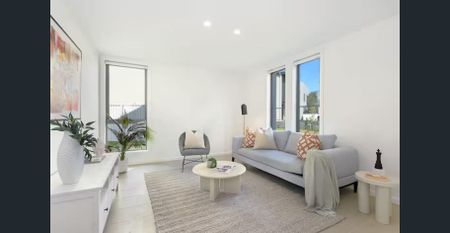 Modern Luxury 5BR Home – Lakeside Golf Views – Fully Furnished – Flexible Lease - Photo 2