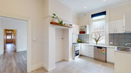 Charming 3-Bedroom, 1-Bathroom Rental on Iconic Lygon Street - Photo 5