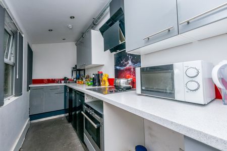 279 UPPER TOWN STREET BRAMLEY LEEDS - Photo 4