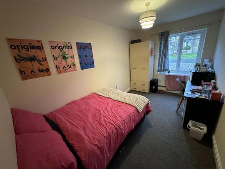 3 bedroom flat to rent - Photo 4