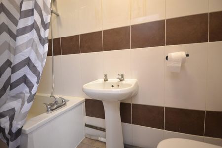 2 bedroom Flat To Let - Photo 5