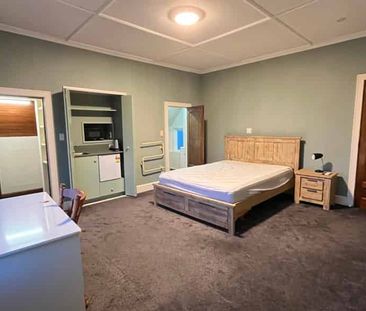 Spacious Fully Furnished Ensuite Room - Photo 4