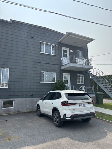 Beau grand 4 1/2 2e étage, Beaupré Juillet - Photo 2